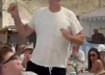 Kokoš mog najboljeg prijatelja otkazan je zahvaljujući vama … Elton John i David Walliams! Zvijezde zabave u Cannesu, dok je poseban događaj mladenke bio namijenjen