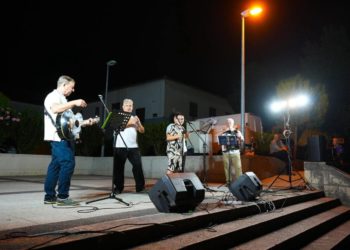 Koncert u čast Vinka Coce, Olivera Dragojevića i Ćire Gašparca oduševio Kaštelane