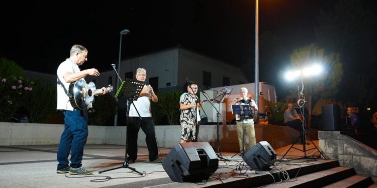 Koncert u čast Vinka Coce, Olivera Dragojevića i Ćire Gašparca oduševio Kaštelane