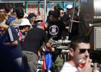 Krenuo je progon: Ljudima pristižu kazne zbog Thompsonovog koncerta