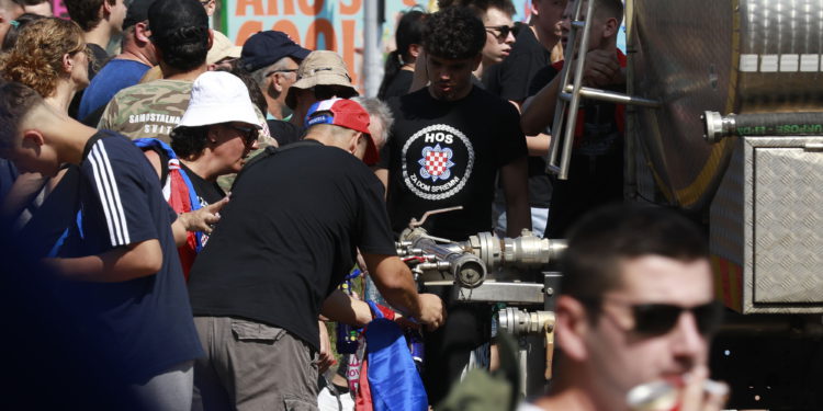 Krenuo je progon: Ljudima pristižu kazne zbog Thompsonovog koncerta