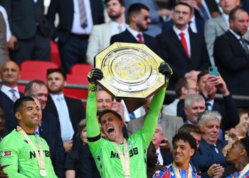 Kristalna palača: Protagonist Hendersona također u proslavama