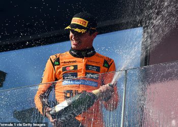 Lando Norris Dijeli poljubac s djevojkom o -off manekenke Margarida Corceiro nakon pobjede mađarske Grand Prix – dan nakon što je ponovno izašao u javnost