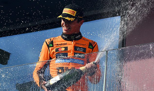 Lando Norris Dijeli poljubac s djevojkom o -off manekenke Margarida Corceiro nakon pobjede mađarske Grand Prix – dan nakon što je ponovno izašao u javnost