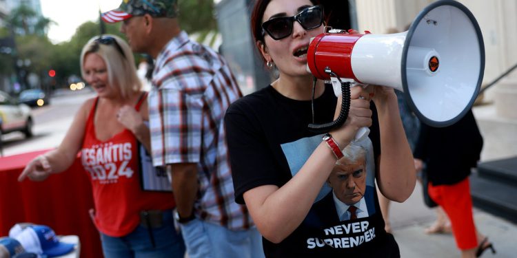 Laura Loomer uzima krug pobjede nakon što State Department zaustavi vize za posjetitelje za Gazu