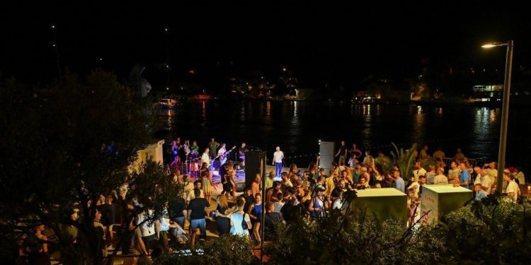 Ljeto zabave i tradicije na Drveniku Velikom i Malom