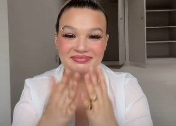 Lola Young je prevladala emocijama jer otkriva da je kupila svoju prvu kuću usred ogromnog uspjeha uoči drugog albuma