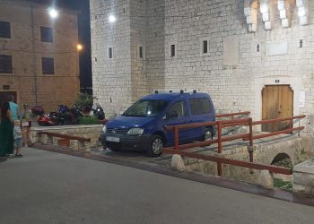Lola umislio da je grof pa se parkirao ravno pred dvorac