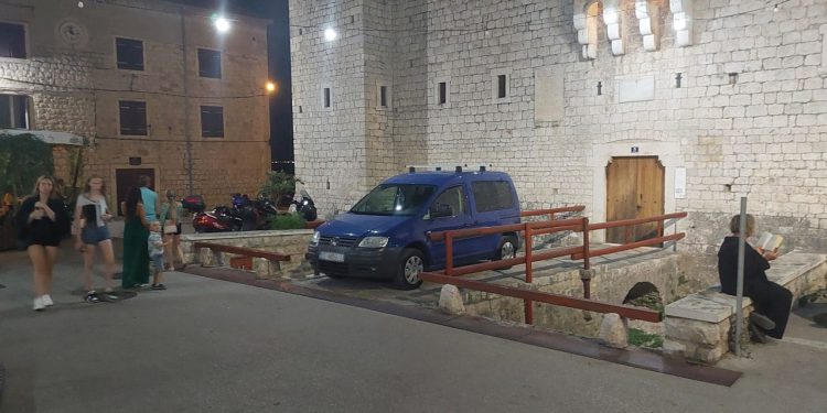 Lola umislio da je grof pa se parkirao ravno pred dvorac