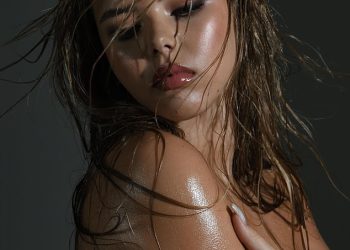 Lookalika Amande Holden Lexi Hughes, 19 godina, sija u mokrom izgledu tople bez toplesa dok pozira oluju u sumornom novom fotošopu