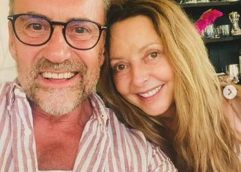 Makeup Free Carol Vorderman dijeli Sweet Snap s najboljim prijateljem od 35 godina nakon ‘blaženstva’ francuskog bijega nakon što je priznala da je imala pet ‘posebnih’ prijatelja