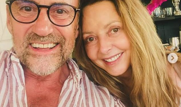 Makeup Free Carol Vorderman dijeli Sweet Snap s najboljim prijateljem od 35 godina nakon ‘blaženstva’ francuskog bijega nakon što je priznala da je imala pet ‘posebnih’ prijatelja