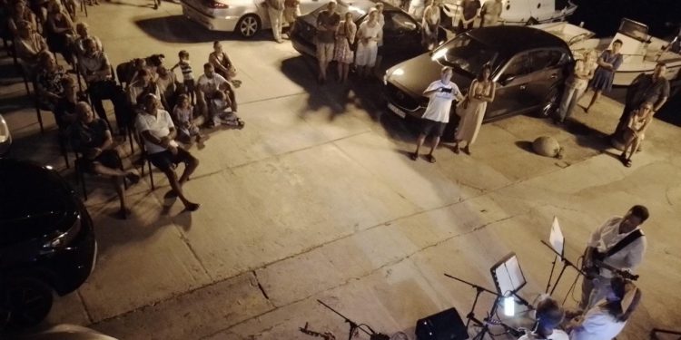 Maloiška kulturna događanja: nastupi klapa, pjesnika, promocija knjiga, izložba… među parkiranim automobilima!