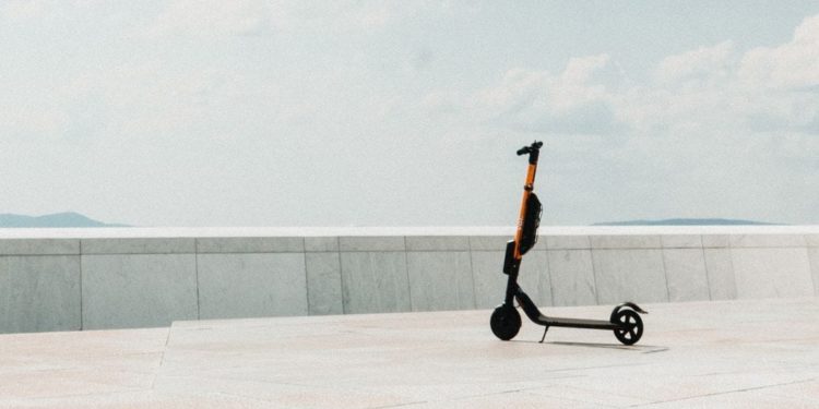 Maloljetnik po splitskom Žnjanu usred noći sam vozio električni romobil, roditelj kažnjen, romobil mu je oduzet!