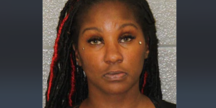 Mama je uhićena zbog ‘pucanja pucanja u zrak kako bi prekinula borbu na događaju u školi’