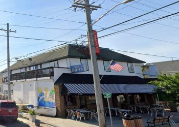 Mama u New Jerseyju bila je omalovažena kad je Toddler slomio stolu u iznosu od 1.600 dolara. Tvrdi da ‘nije dopuštena otići’ dok nije predala kreditnu karticu