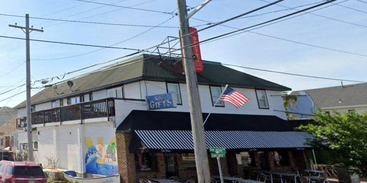 Mama u New Jerseyju bila je omalovažena kad je Toddler slomio stolu u iznosu od 1.600 dolara. Tvrdi da ‘nije dopuštena otići’ dok nije predala kreditnu karticu