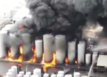 Masivna požar i eksplozija u Evakuaciji postrojenja za opskrbu Auto -a Louisiana