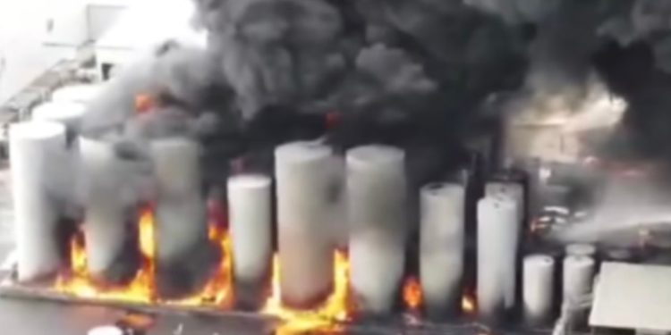 Masivna požar i eksplozija u Evakuaciji postrojenja za opskrbu Auto -a Louisiana