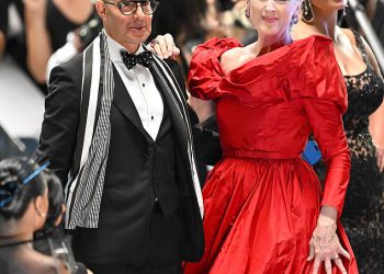 Meryl Streep postavlja vrlo glamurozni zaslon u čistu crvenu haljinu dok se pridružuje Stanleyu Tucci na setu Đavola Wears Prada 2 prije snimanja u NYC -u