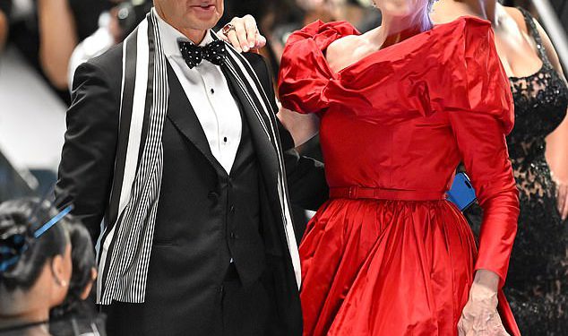 Meryl Streep postavlja vrlo glamurozni zaslon u čistu crvenu haljinu dok se pridružuje Stanleyu Tucci na setu Đavola Wears Prada 2 prije snimanja u NYC -u