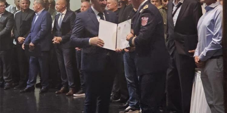Ministar branitelja Tomo Medved uručio zahvalnicu PU Dubrovačko-neretvanskoj te Udruzi specijalne jedinice policije Grof i Policijskoj udruzi branitelja PU Dubrovnik 91.