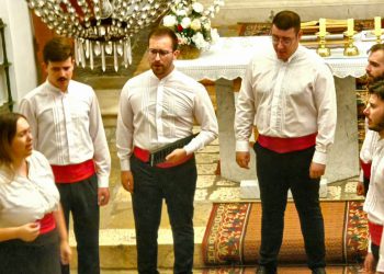 Mlada mješovita klapa “Dežgracija” oduševila Drvenik