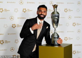 Mo Salah je po treći put po trećim puta imenovao PFA igrača godine nakon što je Liverpool pucao u Glory dok se pridružuje Royalty Premier League na nagradama u Manchesteru s Alexanderom Isakom bez showa
