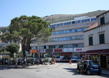 Motociklist (34) pijan pokušao zaobići spuštenu rampu u Gružu pa se teško ozlijedio…