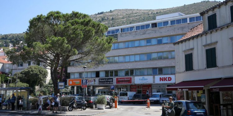 Motociklist (34) pijan pokušao zaobići spuštenu rampu u Gružu pa se teško ozlijedio…