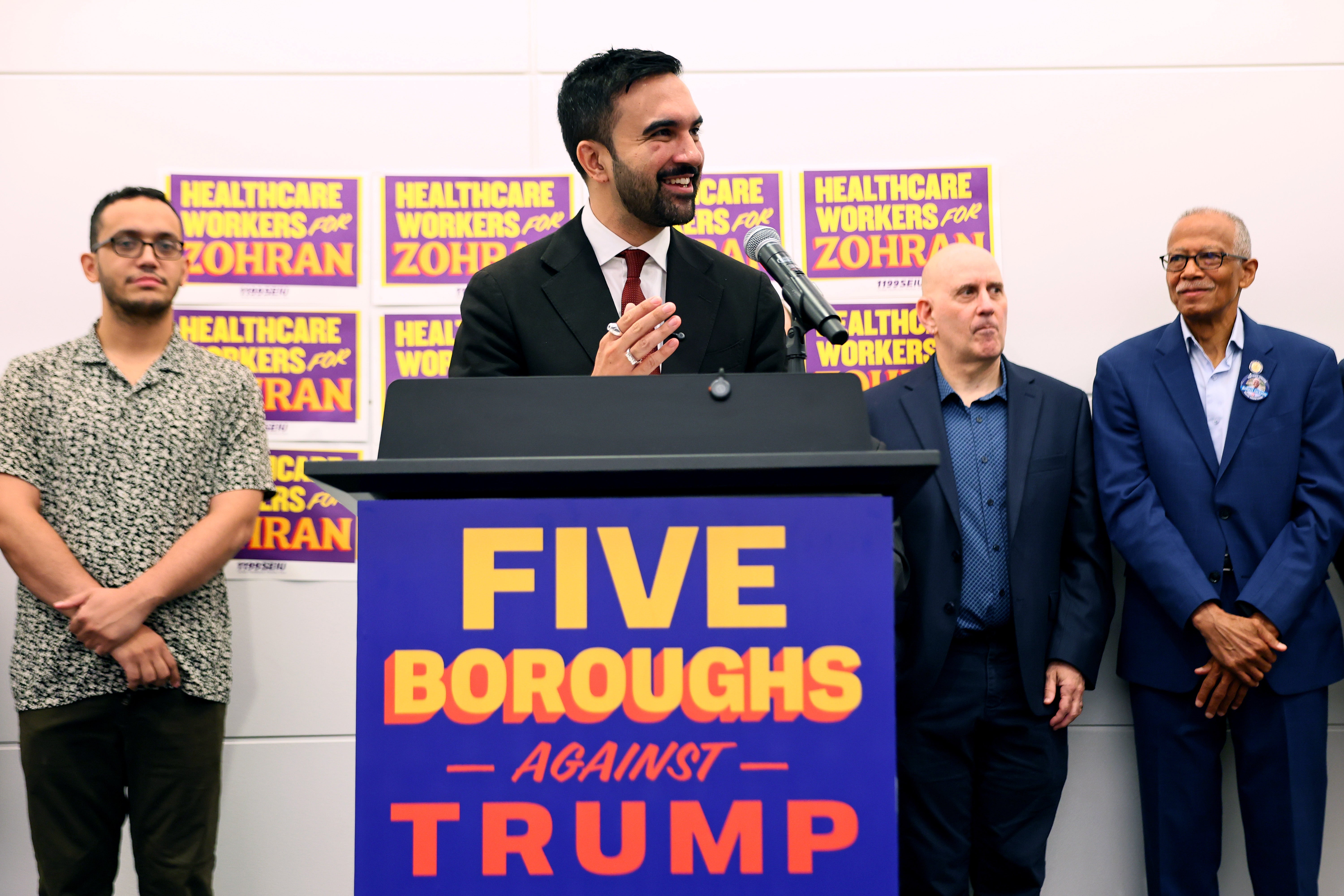 Kandidat za gradonačelnika u New Yorku Zohran Mamdani obilazi pet općina kako bi raznio veze svojih protivnika s Trumpovom administracijom