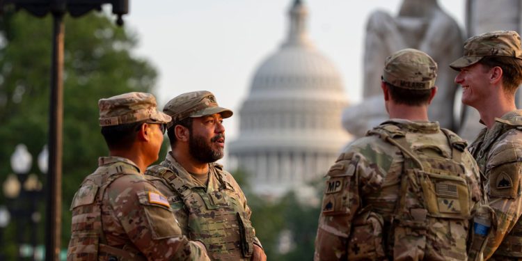 Nacionalna garda za nošenje oružja u DC -u kao 400 dodatnih trupa koje je donijelo na Trumpov zahtjev