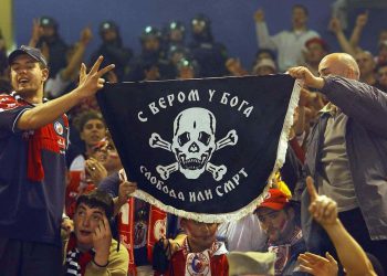 Nakon što mu je maknut spomenik, navijači Crvene Zvezde veličali četničkog vojvodu Pavla Đurišića te zapjevali ‘Đurišiću mlad majore’