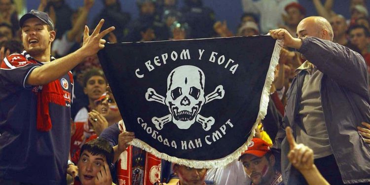 Nakon što mu je maknut spomenik, navijači Crvene Zvezde veličali četničkog vojvodu Pavla Đurišića te zapjevali ‘Đurišiću mlad majore’