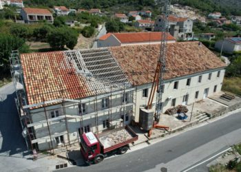 Nakon unutarnjeg uređenja, u tijeku sanacija krovišta Doma mladih u Orašcu