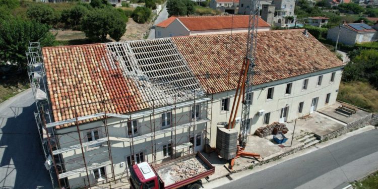 Nakon unutarnjeg uređenja, u tijeku sanacija krovišta Doma mladih u Orašcu