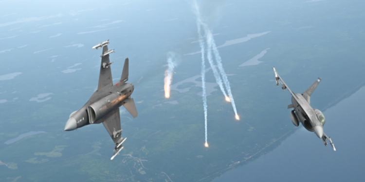 Nas borbeni zrakoplovi raspoređuju bljeskove kako bi potjerali sumnjivu avionu daleko od Trumpovog golf kluba – RT World News