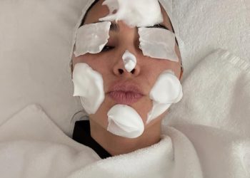 Navijači Kim Kardashian prevrću se preko njezinih bizarnih korejskih postupaka koji uključuju traku za ubrizgavanje i obrve