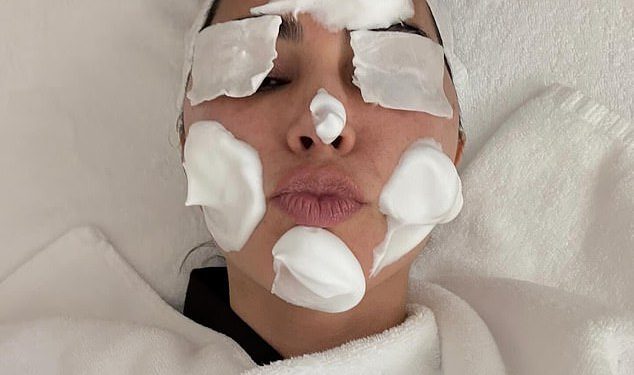 Navijači Kim Kardashian prevrću se preko njezinih bizarnih korejskih postupaka koji uključuju traku za ubrizgavanje i obrve