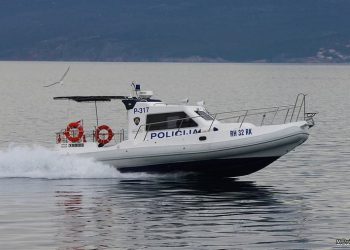 Ne izlazite na daskama i napuhancima na more kad je bura!