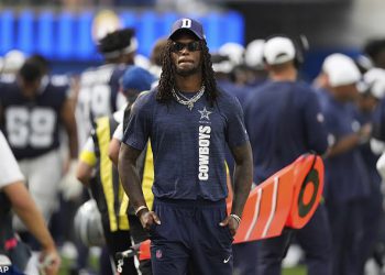 Neaktivni kauboji zvijezda Ceedee Lamb je izravnan od strane službenika, dok nesvjesno luta po strani