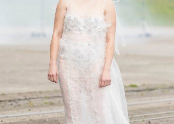 Nepo Baby, 22 godine, omamljuje se u polusjenoj bijeloj haljini dok oluja pistom tijekom tjedna mode u Kopenhagenu – ali možete li pogoditi tko je njezin poznati roditelj?