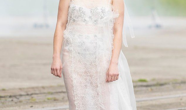 Nepo Baby, 22 godine, omamljuje se u polusjenoj bijeloj haljini dok oluja pistom tijekom tjedna mode u Kopenhagenu – ali možete li pogoditi tko je njezin poznati roditelj?