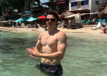 Nepo bebi sin Hollywood Star otkriva razbarušeni torzo i ispucavanje bicepsa dok je bio na odmoru sa svojom zadivljujućom djevojkom