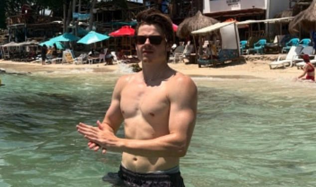 Nepo bebi sin Hollywood Star otkriva razbarušeni torzo i ispucavanje bicepsa dok je bio na odmoru sa svojom zadivljujućom djevojkom