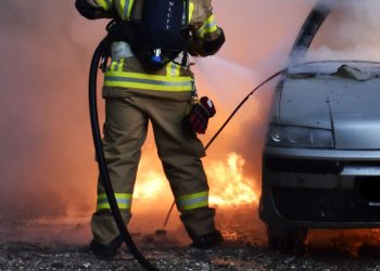 Nesreća na našem otoku: Automobil sletio s ceste i planuo u sekundi, buknuo požar