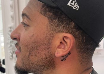 Neugodna zamjena Jadona Sancha! Man United United Outcast od 250.000 funti dobiva vrlo istaknutu tetovažu imena nove djevojke-dok ga promatra kako počast njegovom bivšem prekrivenom na istoj sesiji