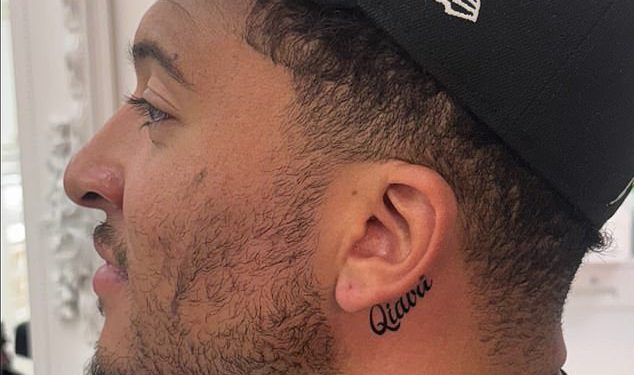 Neugodna zamjena Jadona Sancha! Man United United Outcast od 250.000 funti dobiva vrlo istaknutu tetovažu imena nove djevojke-dok ga promatra kako počast njegovom bivšem prekrivenom na istoj sesiji