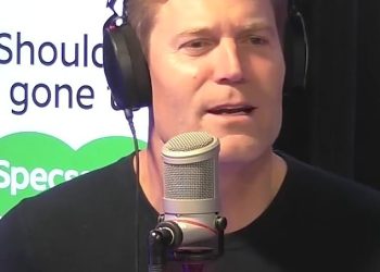 Neugodni trenutak dr. Chris Brown suočen je uživo u zraku zbog svoje ‘tajne’ veze s glamuroznim TV publicistom nakon Daily Mail Otkrivenja