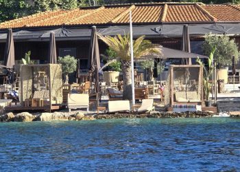 Neugodno iskustvo našeg sugrađanina na plaži Cava: “Okružili su me zaposlenici objekta i rekli da bez uzimanja ležaljke ne mogu biti na ‘njihovoj’ plaži!”